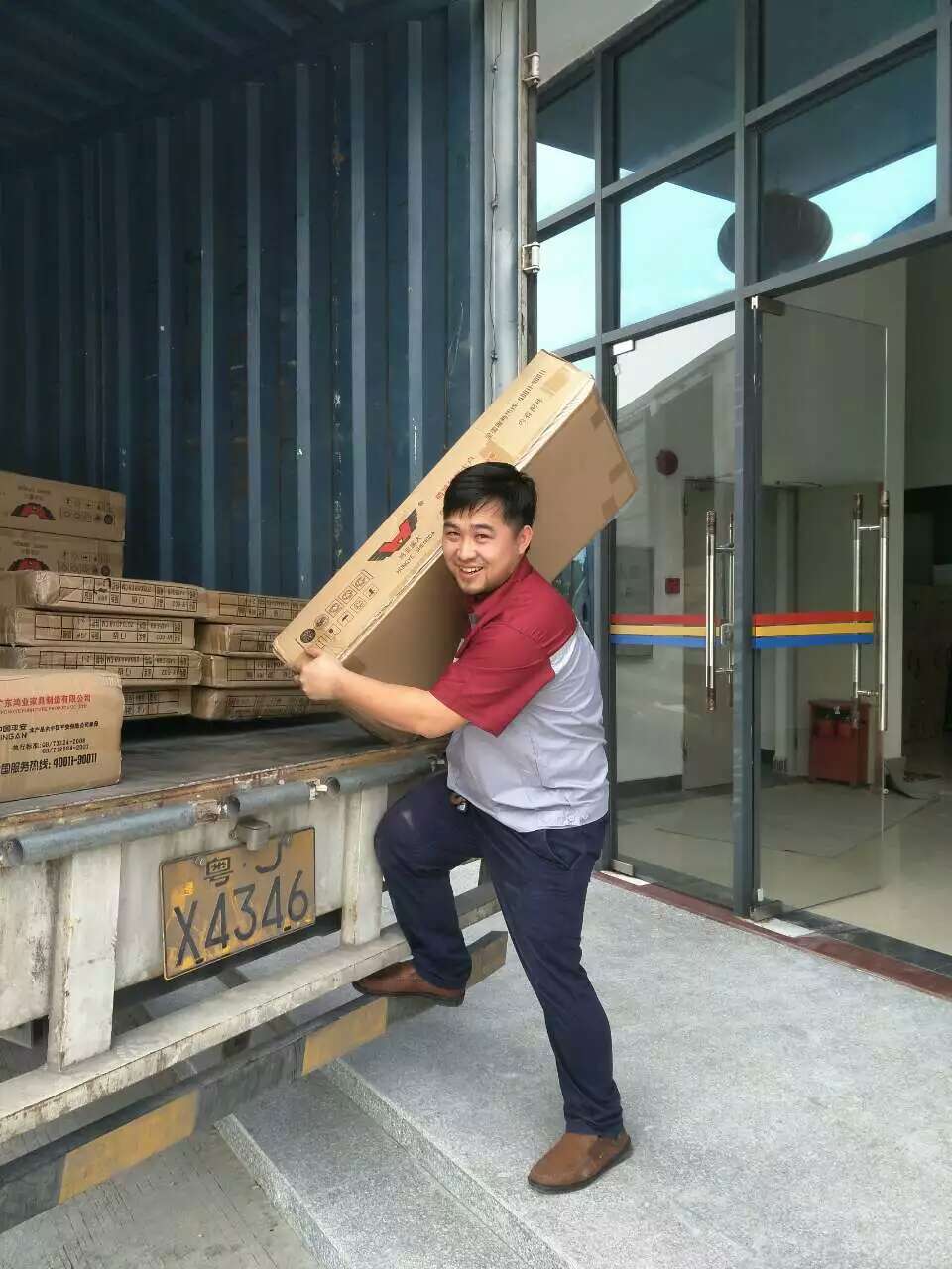 鴻業工作人員裝貨